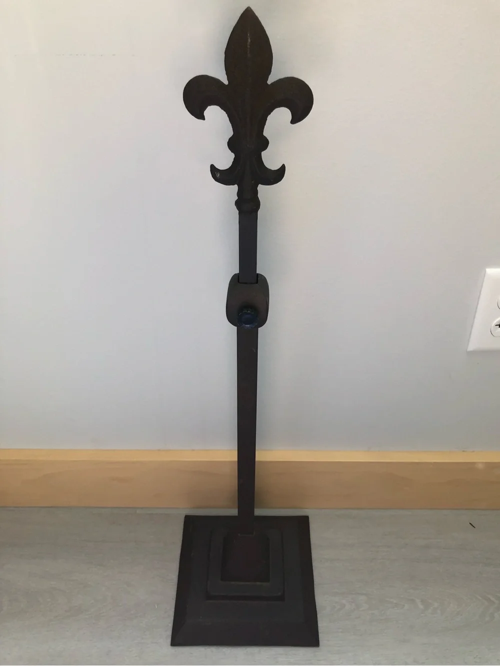 Bronze Metal Fleur-de-lis Adjustable Mantel Tabletop Wreath Stand Holder